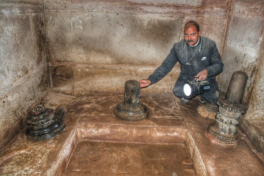 वाराणसी में वर्षों से बंद मंदिर का ताला खुला, तीन शिवलिंग मिले